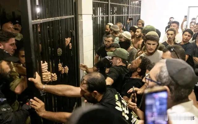 突发！以军这回惨了，他们的一个基地爆发了冲突。据悉，一些以方民众冲进了他们的基地