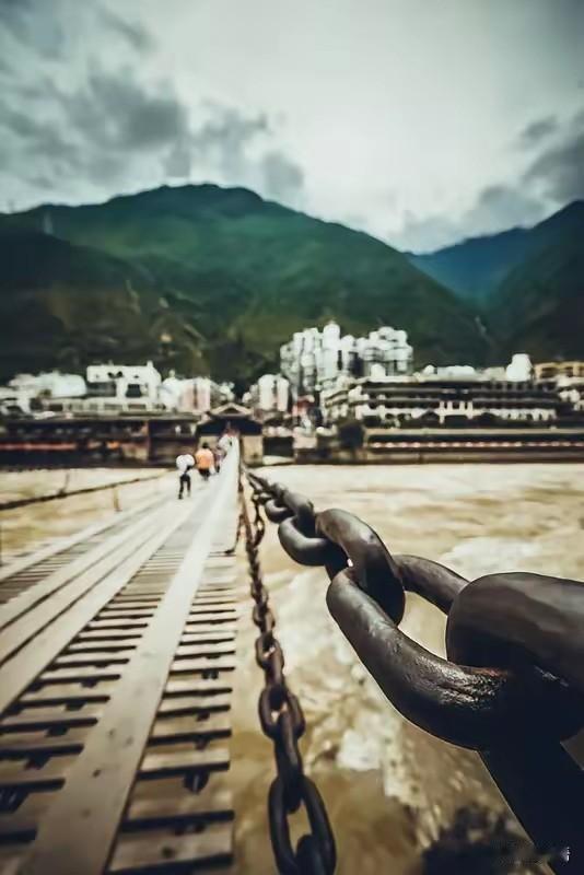 泸定桥被锯掉四根铁链更换了吗
有过锯掉四根铁链的事，但不是近年“更换”，而是19