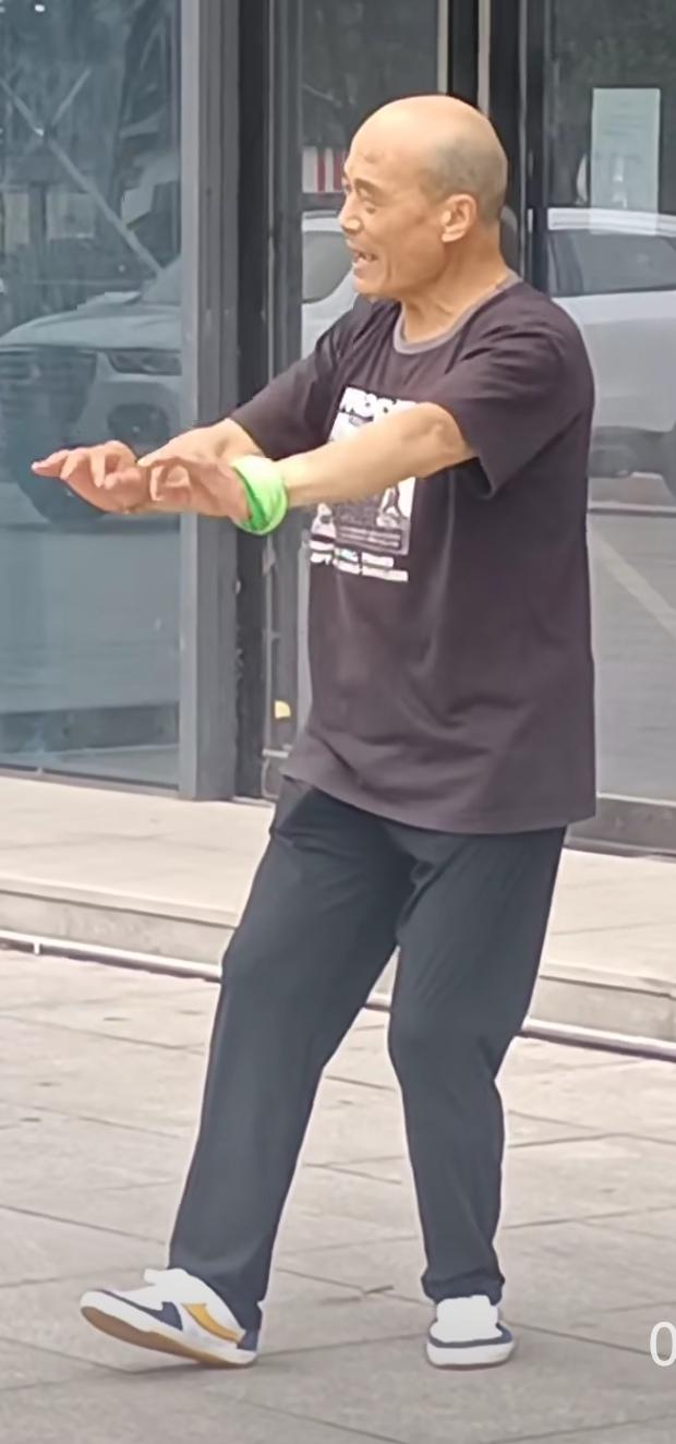 【人世间·团长指导学员练舞记（一）】记录我的2026
以舞健身，乐在其中。
——