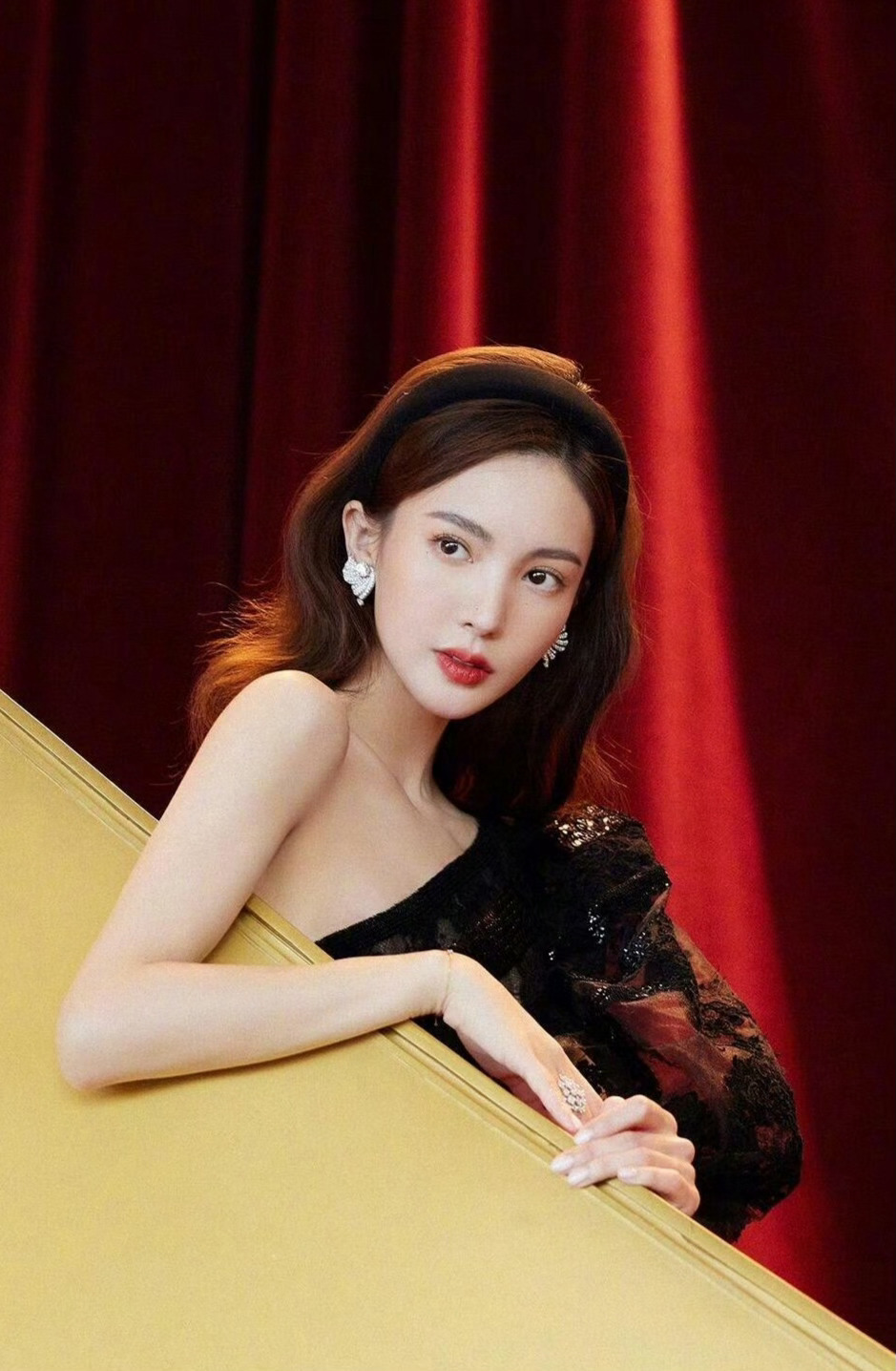 金晨道歉后为何仍被揪着不放 有人说是因为她的道歉内容疑点重重，也有人说虽已道歉，