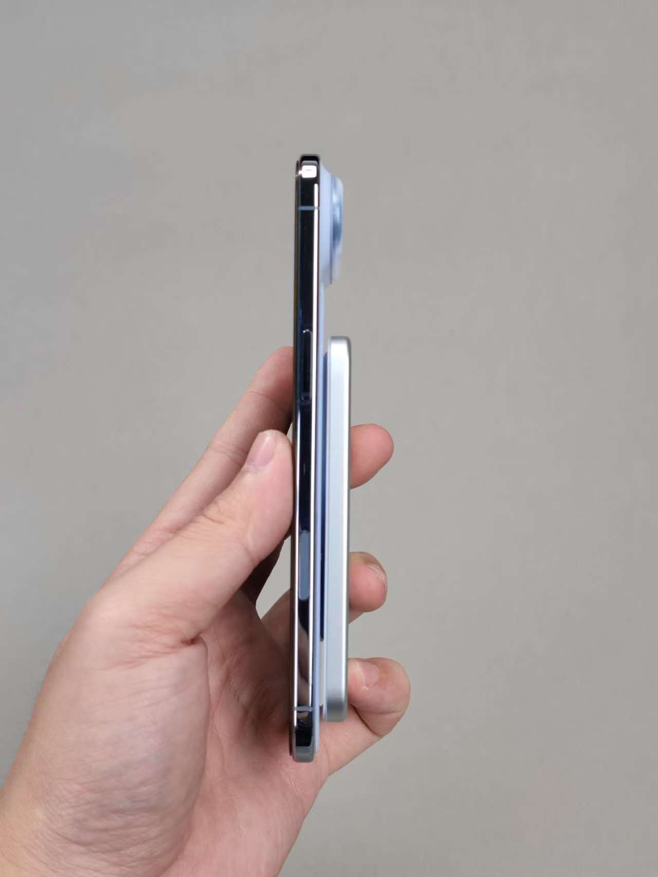 薄约 1.1mm 的水滴磁吸补丁贴上也不增加过多负担，带尾巴磁铁辅助定位又可以增