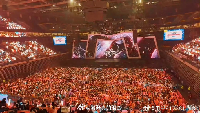 穆祉丞局部宇宙演唱会首场诸暨站都是橙粉色！好漂亮！！！小纸团好给力！！！！！穆祉
