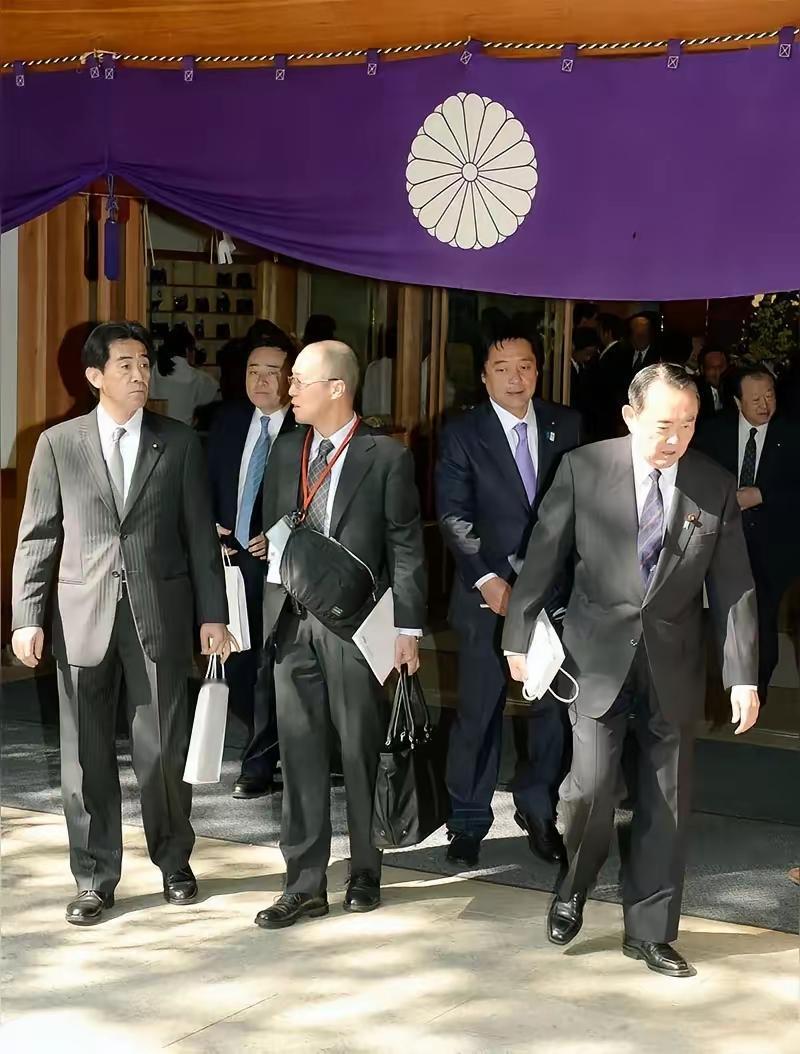 几十个日本议员将访问台湾，这是跟中国叫板啊。我们现在虽然不能跟日本开战，如果那样