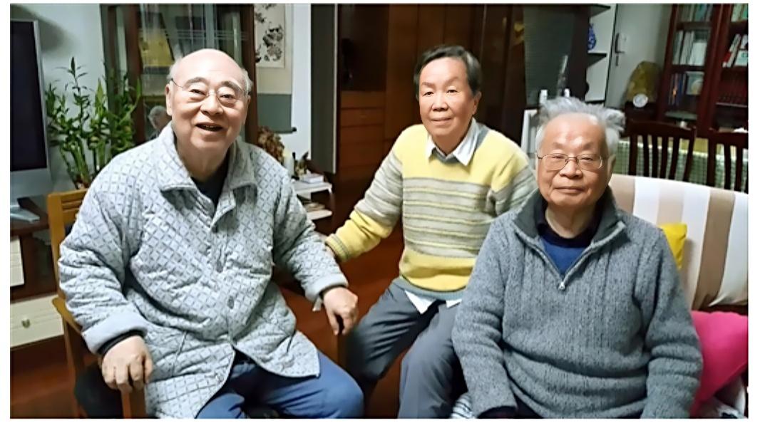 何祚庥老院士身旁的先生是何人？
在网络上，有一张何祚庥与两位先生的合影引人关注。