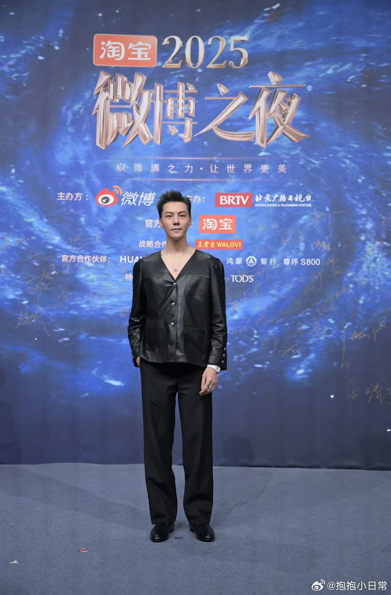 陈伟霆好深的V微博之夜 深V造型真是为陈伟霆量身定制，让他更显魅力，台下观众一扫