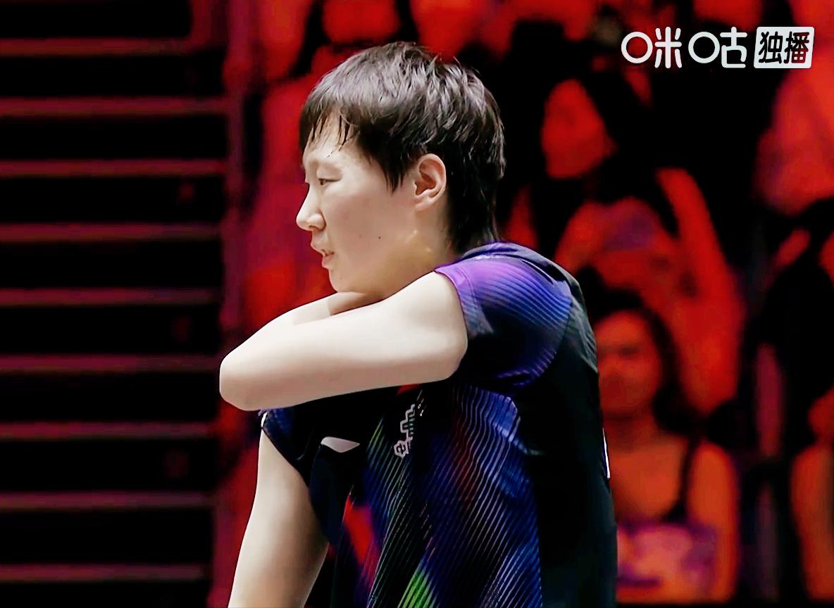 突发！鳗鱼肩上应该复发了！连续两次摸肩膀了！

前两局
孙颖莎2:0领先

第三