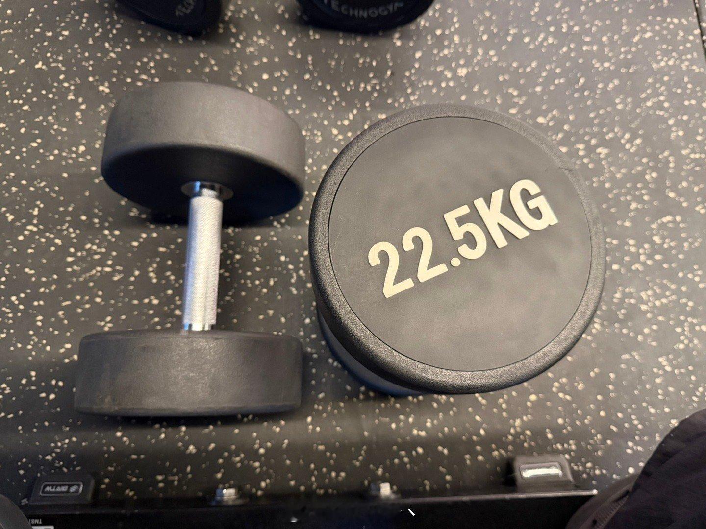 在这平常的下午，终于推肩推起了22.5kg[泪][泪] ​​​