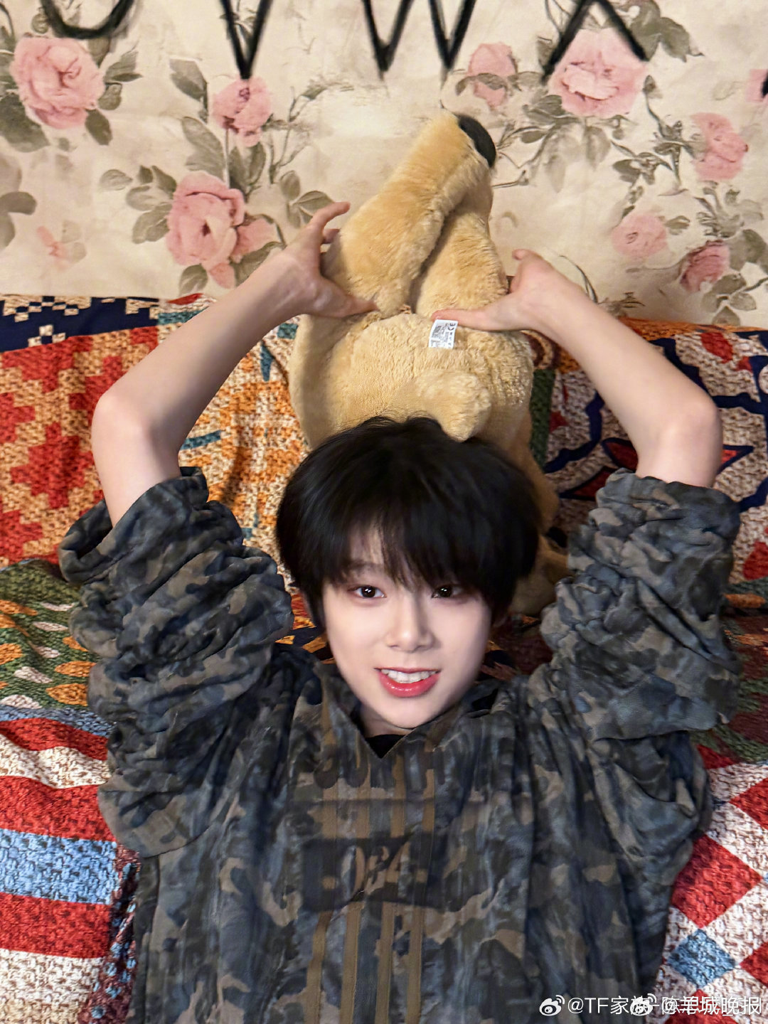 【#陈思罕晒与毛绒小狗合影#】3月23日，晒自己与毛绒小狗的合照并配文：以爱为名