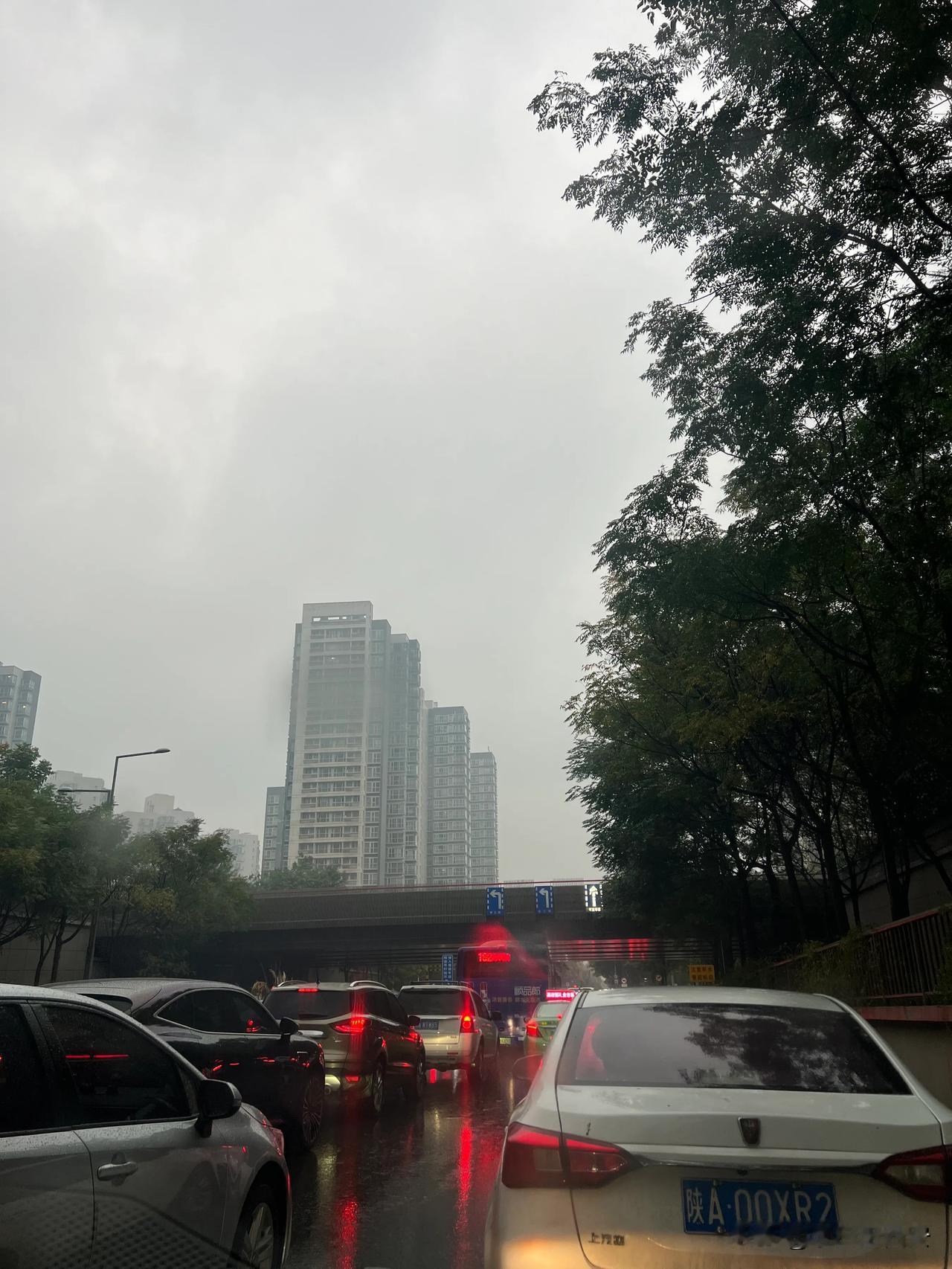 芙蓉西路下穿隧道早高峰拥堵严重

原因分析如下:

第一先天设计问题，

该隧道