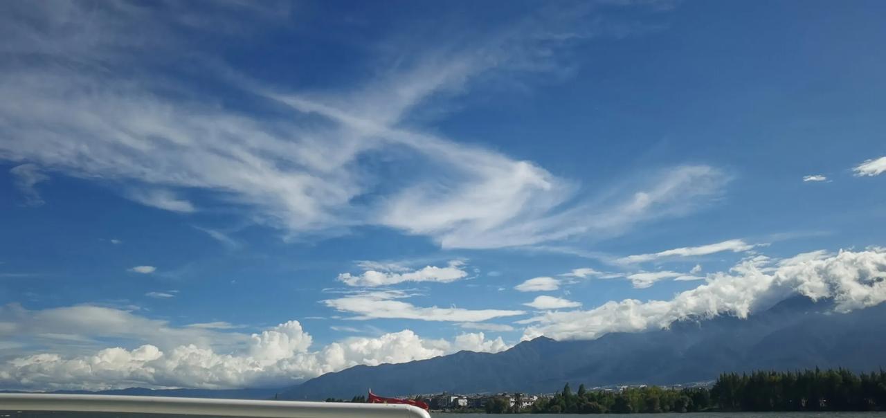 云卷云舒，山静水清。#看看你拍的洱海# #湖下美景# #随手拍洱海#