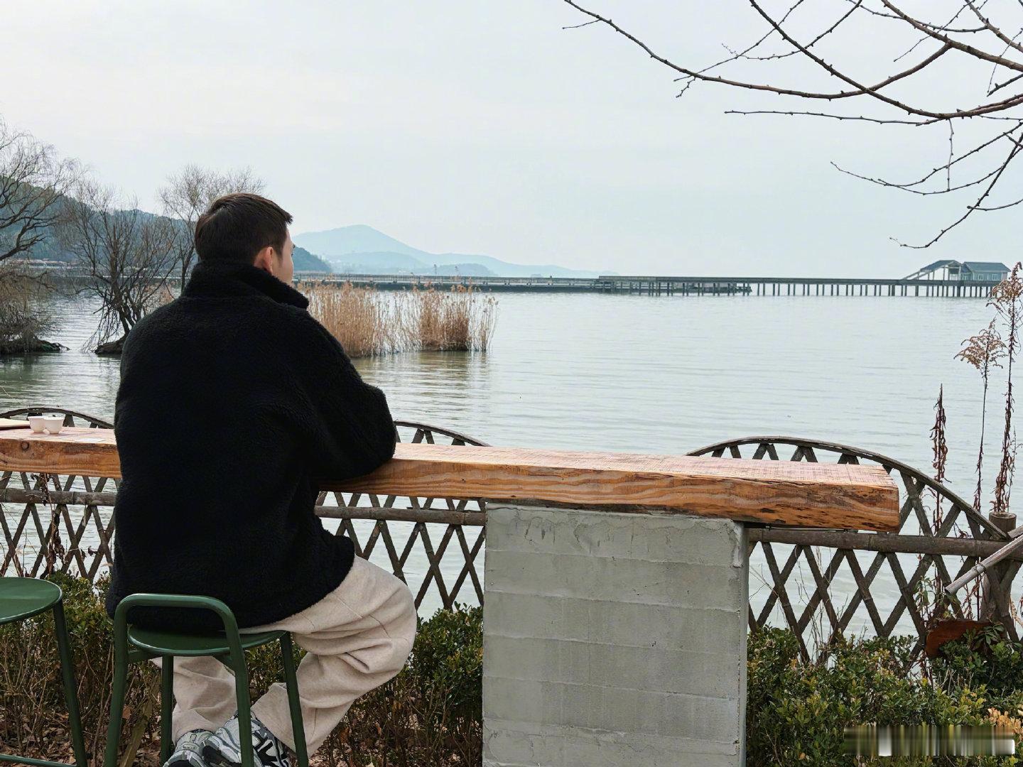 张彬彬寸头返场张彬彬剃了寸头 谁懂啊！寸头张彬彬也太man了  湖边氛围感直接拉