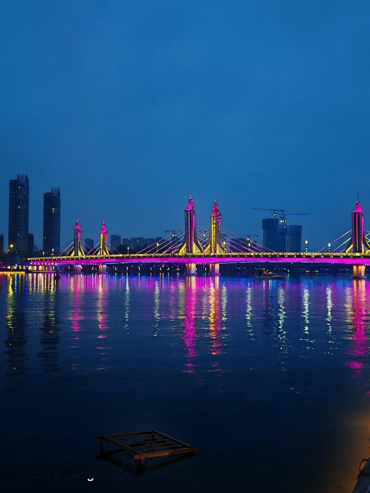 北运河的中营桥，在夜色里宛如一幅绝美的画卷。夜幕降临，北运河成了光影的舞台，岸边