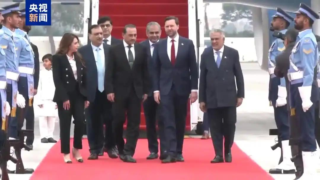 我的天！这差距也太明显了吧，美伊两边代表团刚到伊斯兰堡，就把所有人看懵了！

本