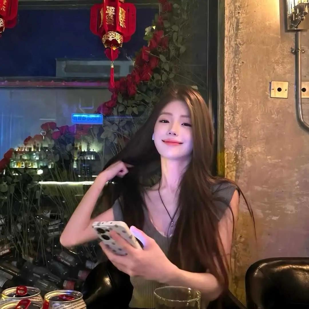 夜晚的酒吧里，微笑的少女与手机相伴，散发着温暖的光芒。御姐 高跟鞋 大长腿