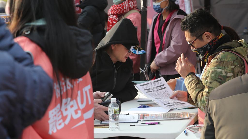 台湾全境正掀起一场大规模的罢免行动。截至目前，针对国民党籍立委的第二阶段罢免连署
