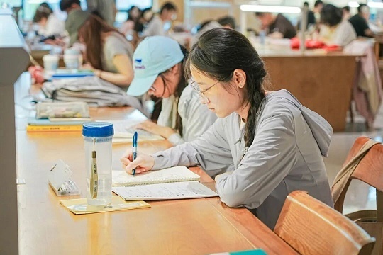 读书 大学阅读是成本最低却回报最高的自我投资，不仅能拓宽认知边界，打破专业与圈子