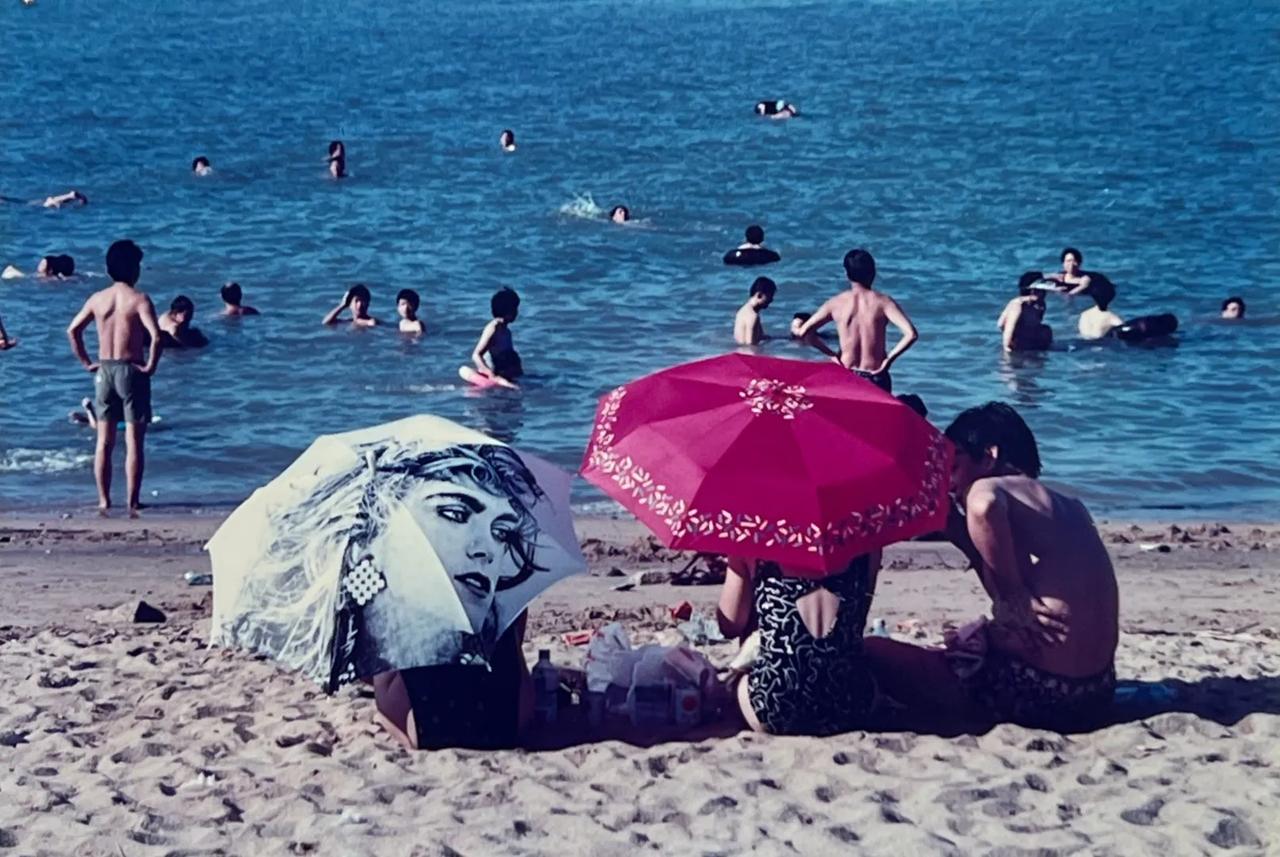 王鹭佳：八九十年代的留影。（夏日的海滩）

一个行行摄色的人，全世界是我的摄影棚