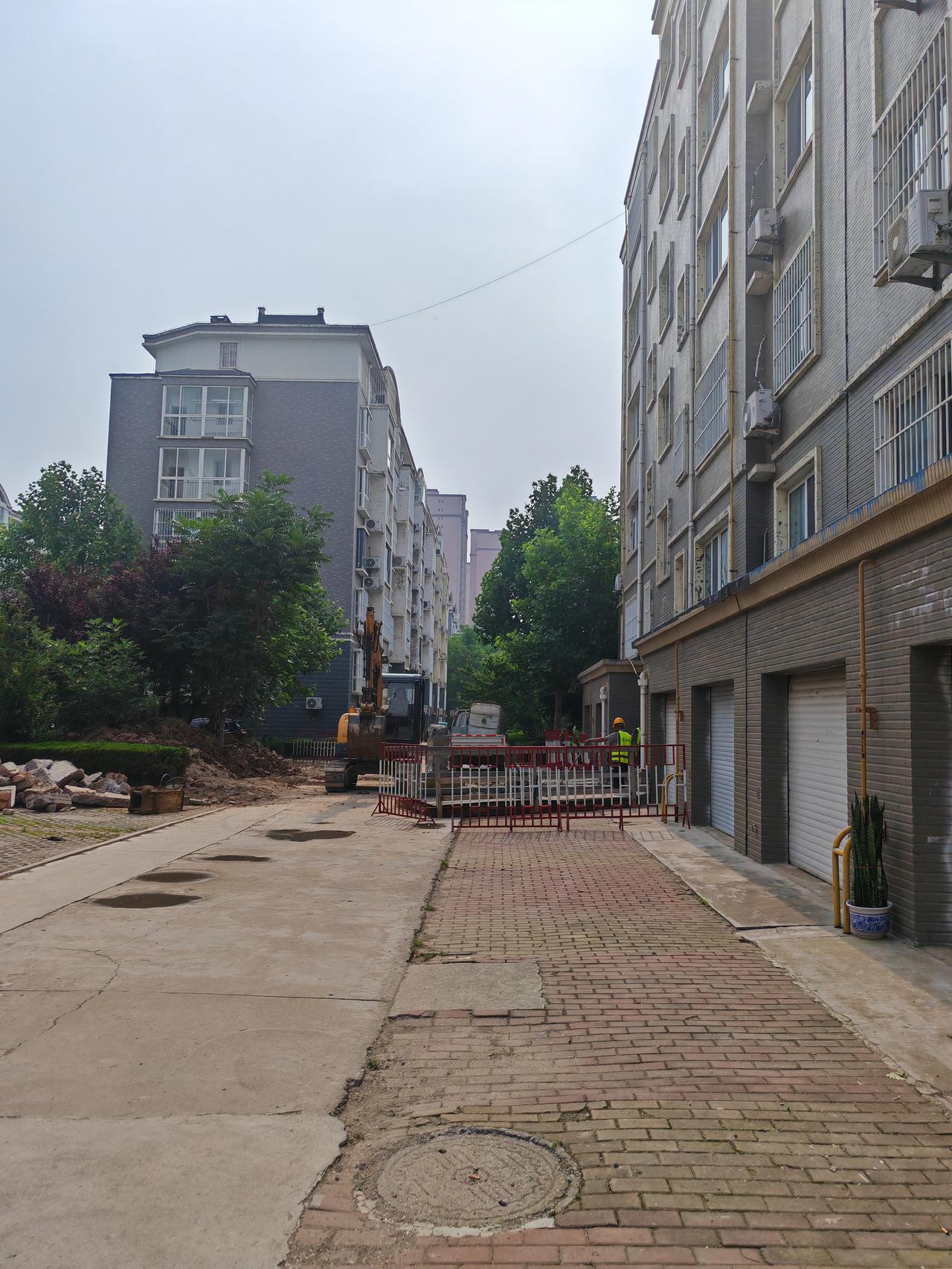 这是小区在安装电梯，据说六层楼12户，花费大约五十万，国家为了鼓励，补贴二十五万