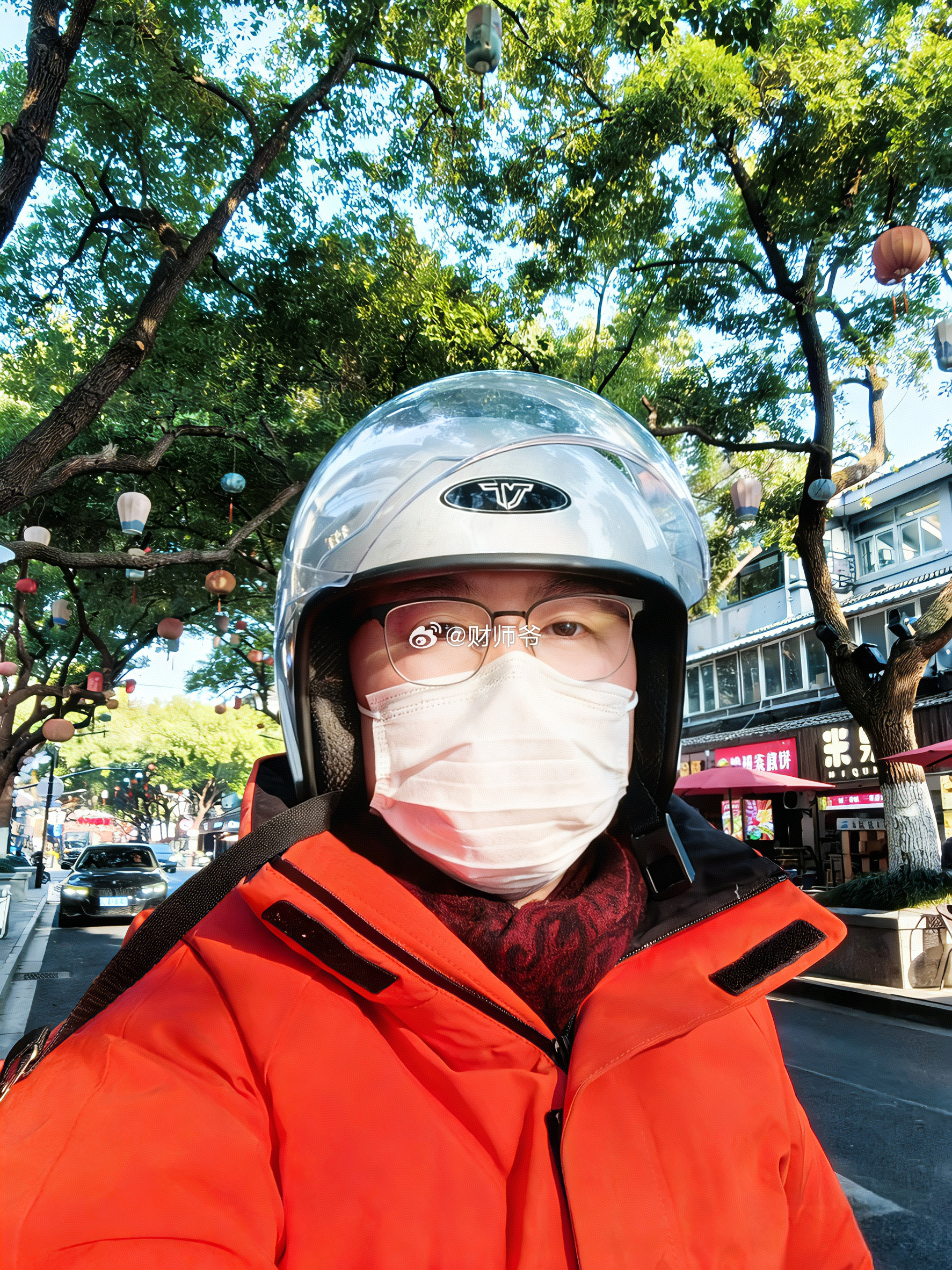 在府横街买酸嘢，我一进门，店主就给我一大盒，我一愣，接着她也一愣，店主这才反应过