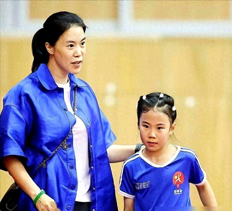 王楠女儿这条路，走得真硬核。

亿万富豪爹，大满贯妈，可孩子偏不走捷径。每天早上