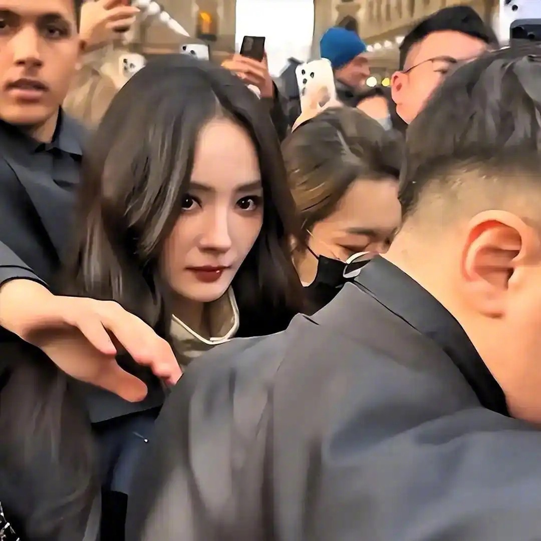杨幂 得罪就得罪吧 这次米兰时装周，不知道为什么，杨幂被拍到的表情都是绷着的，没