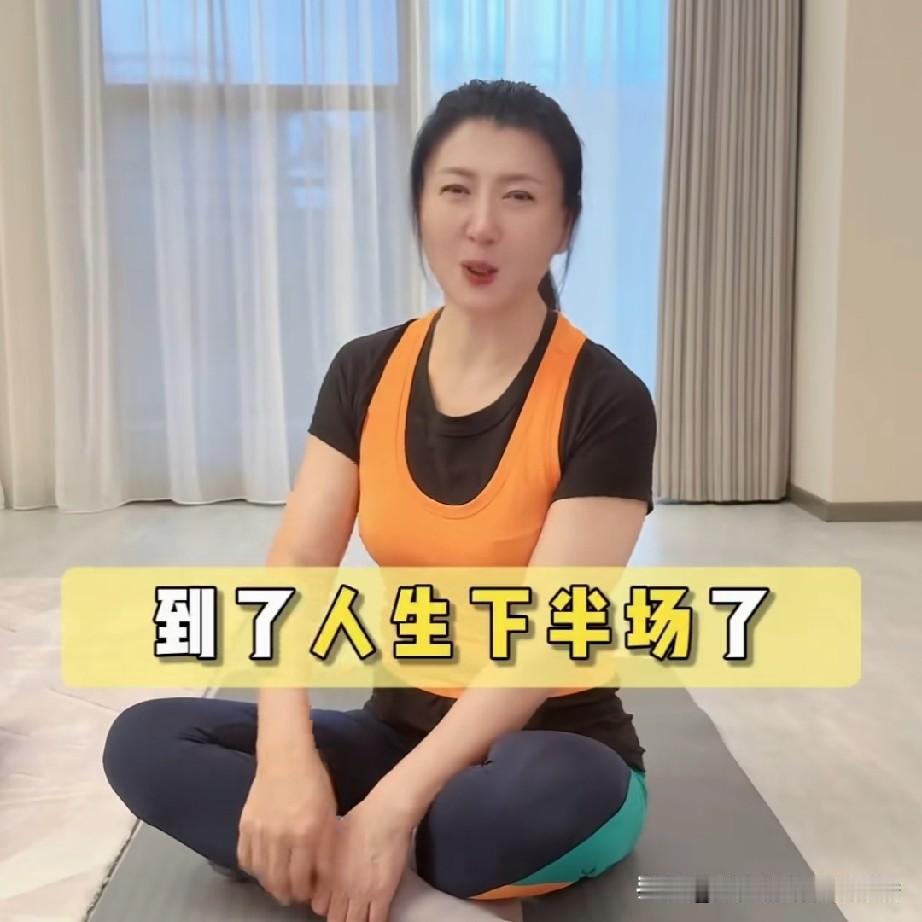 闫学晶又出来跟大家聊天了，她在家里边锻炼身体边说：“大家好，我是演员闫学晶，今天