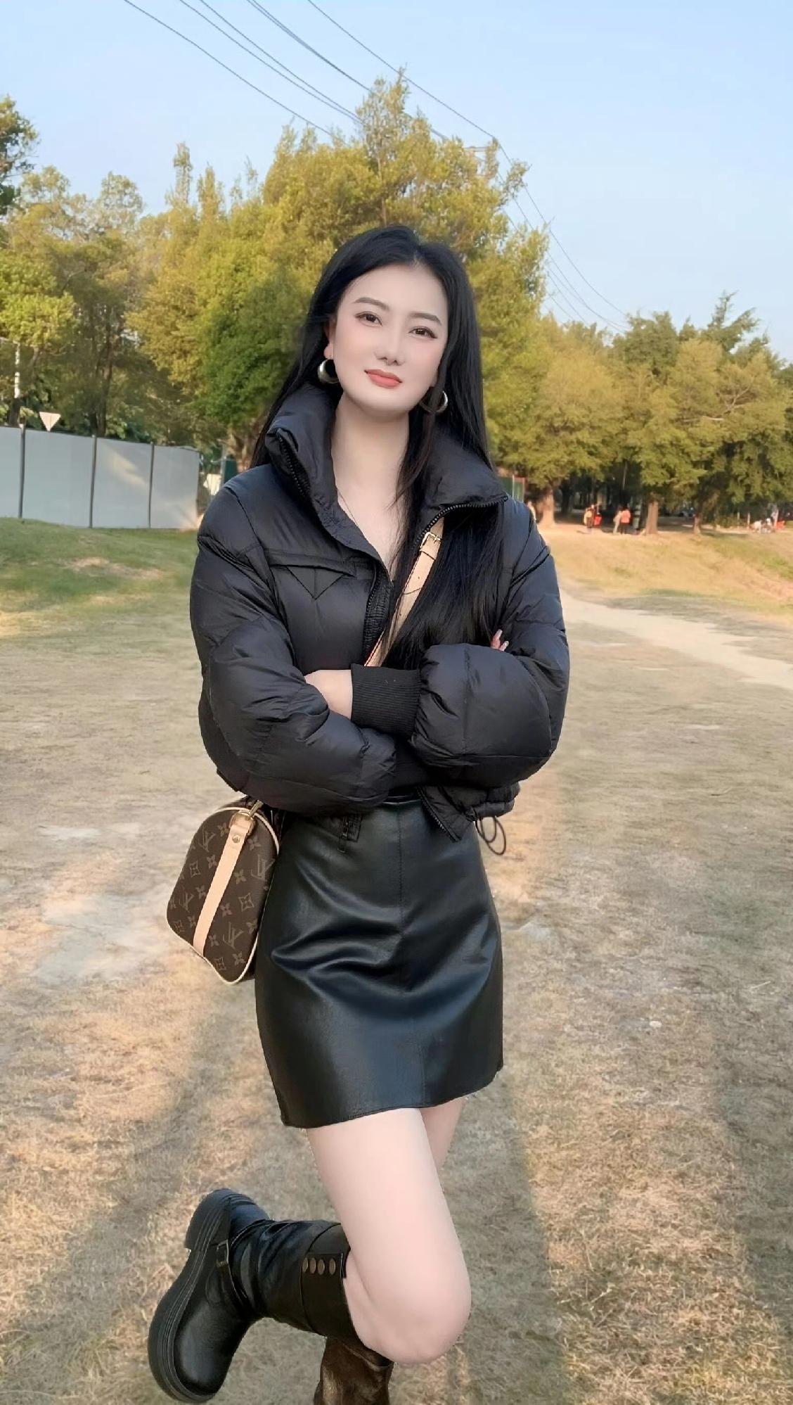 短款黑羽绒服+皮裙的组合直接焊死在身上！短款羽绒服掐出腰线，内搭修身黑上衣，下装