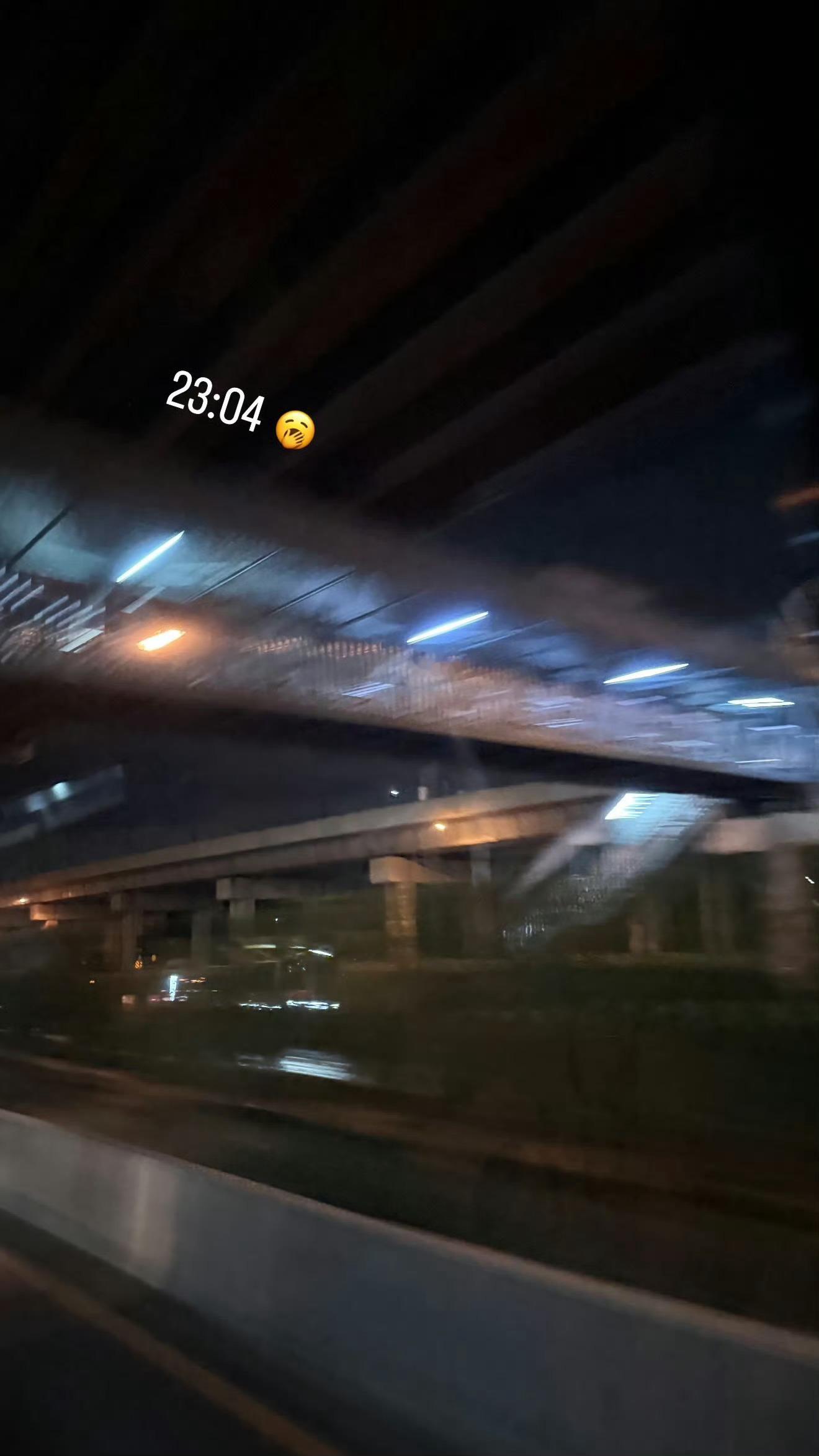 zeenewzeenunew 🐱：🥱工作辛苦啦～看起来是后面一排👀
