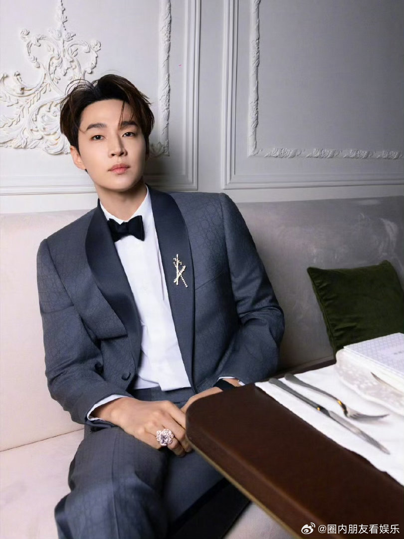 晚宴内场里的刘宪华 刘宪华在晚宴上像贵公子赴约！优雅藏在抬眸间，贵气露在微笑里，