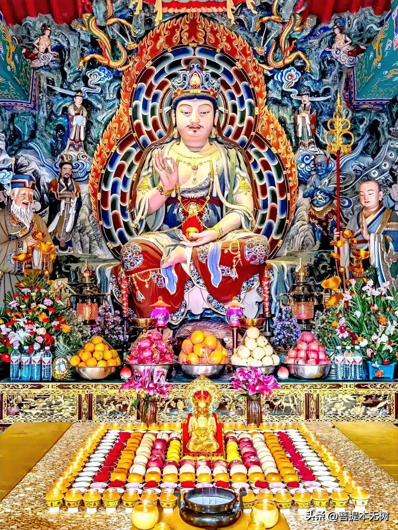 登临黛螺顶，除了闻名天下的五方文殊，大殿一侧的地藏菩萨常常被游人忽略。
 
这尊