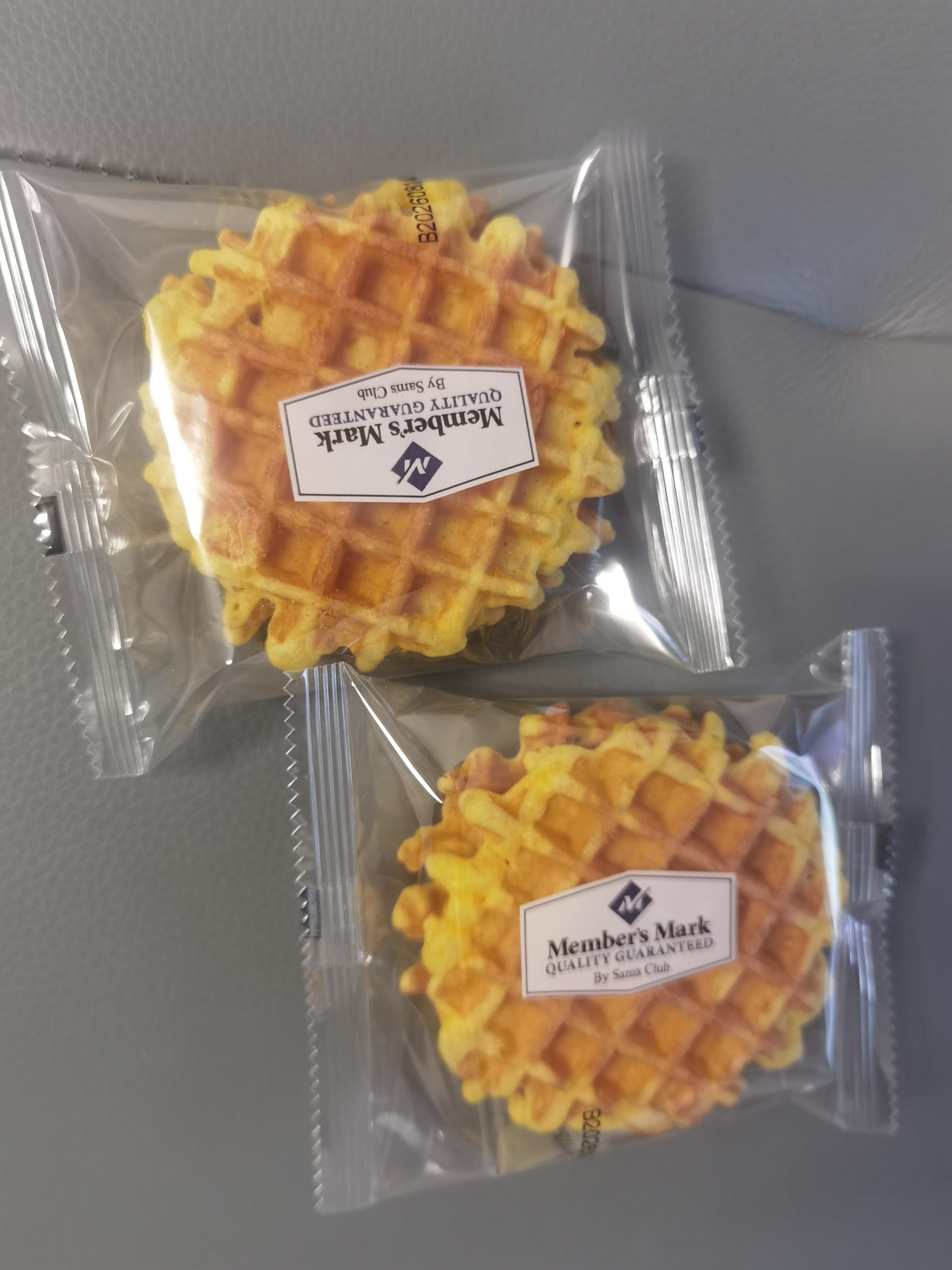 我感觉一点儿也不饿，吃了水果和华夫饼，要不然晚上别吃饭了 ​​​