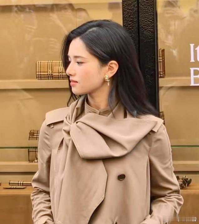 张婧仪活动生图 ​我嘞个豆？张婧仪现实也长得太漂亮了吧，人群中一眼就能看到她的存
