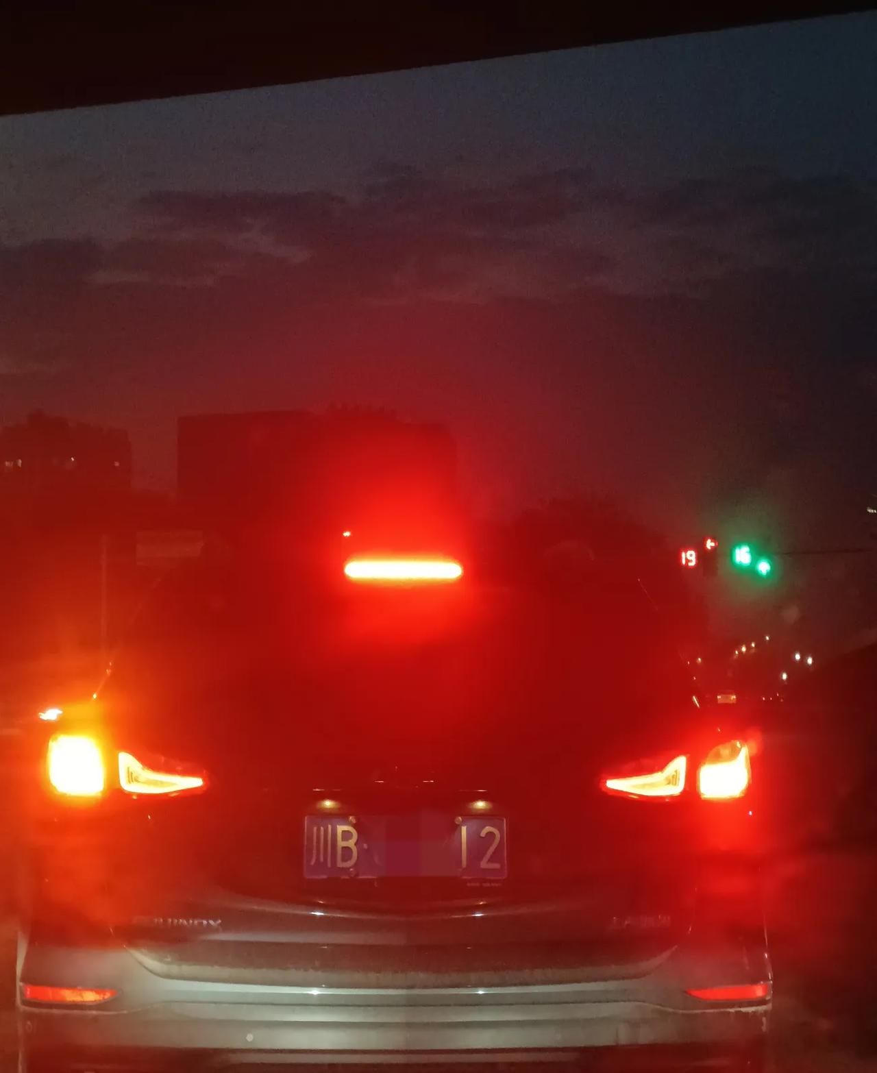 绵阳限行后二环路上早上开始堵车！从昨天（12月2日）开始绵阳城区二环内实行限行，