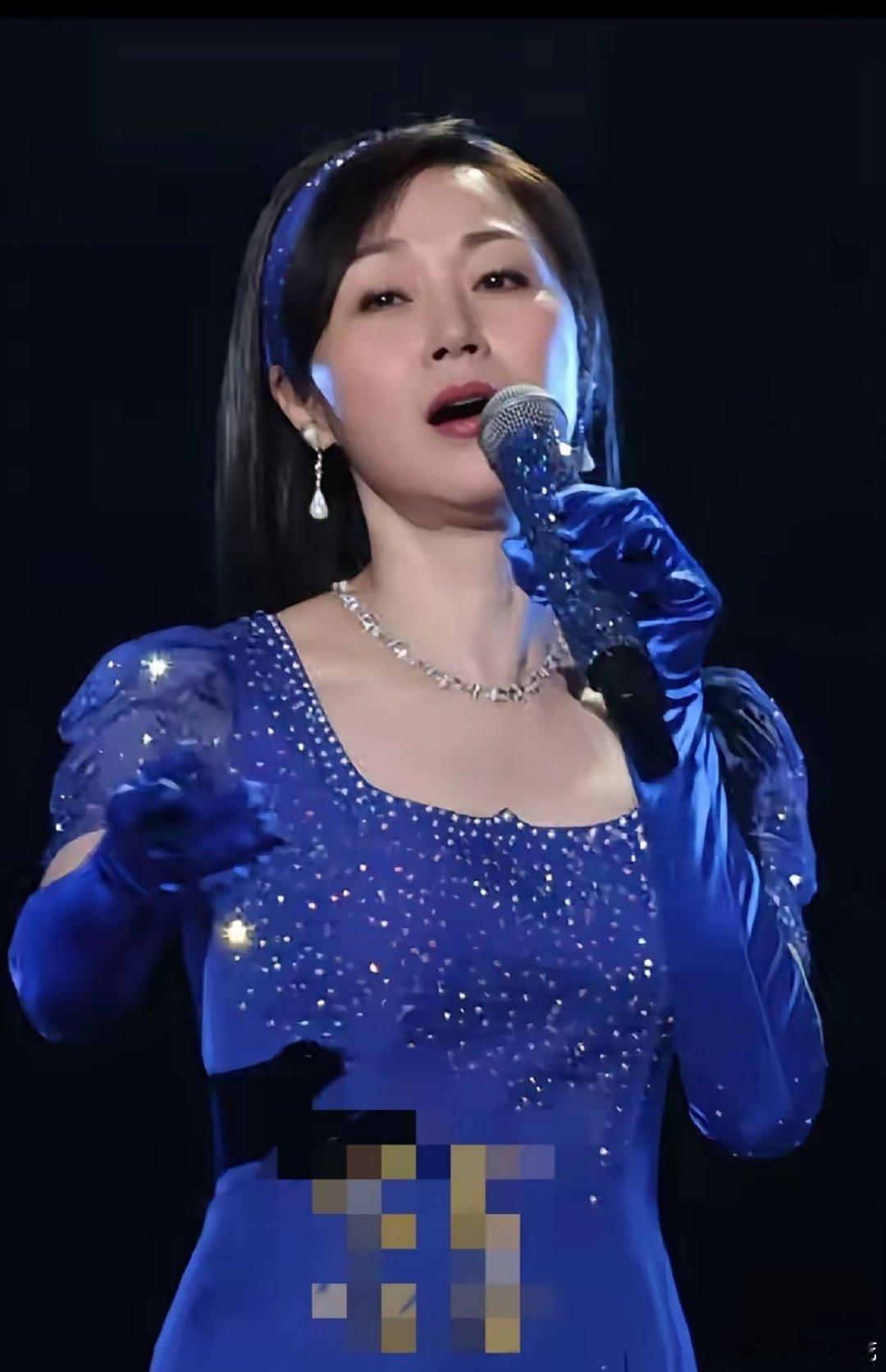 别说吴千语了我也没想到你们宁可选老了的万绮雯也不接受年轻的吴千语55岁万绮雯虽然