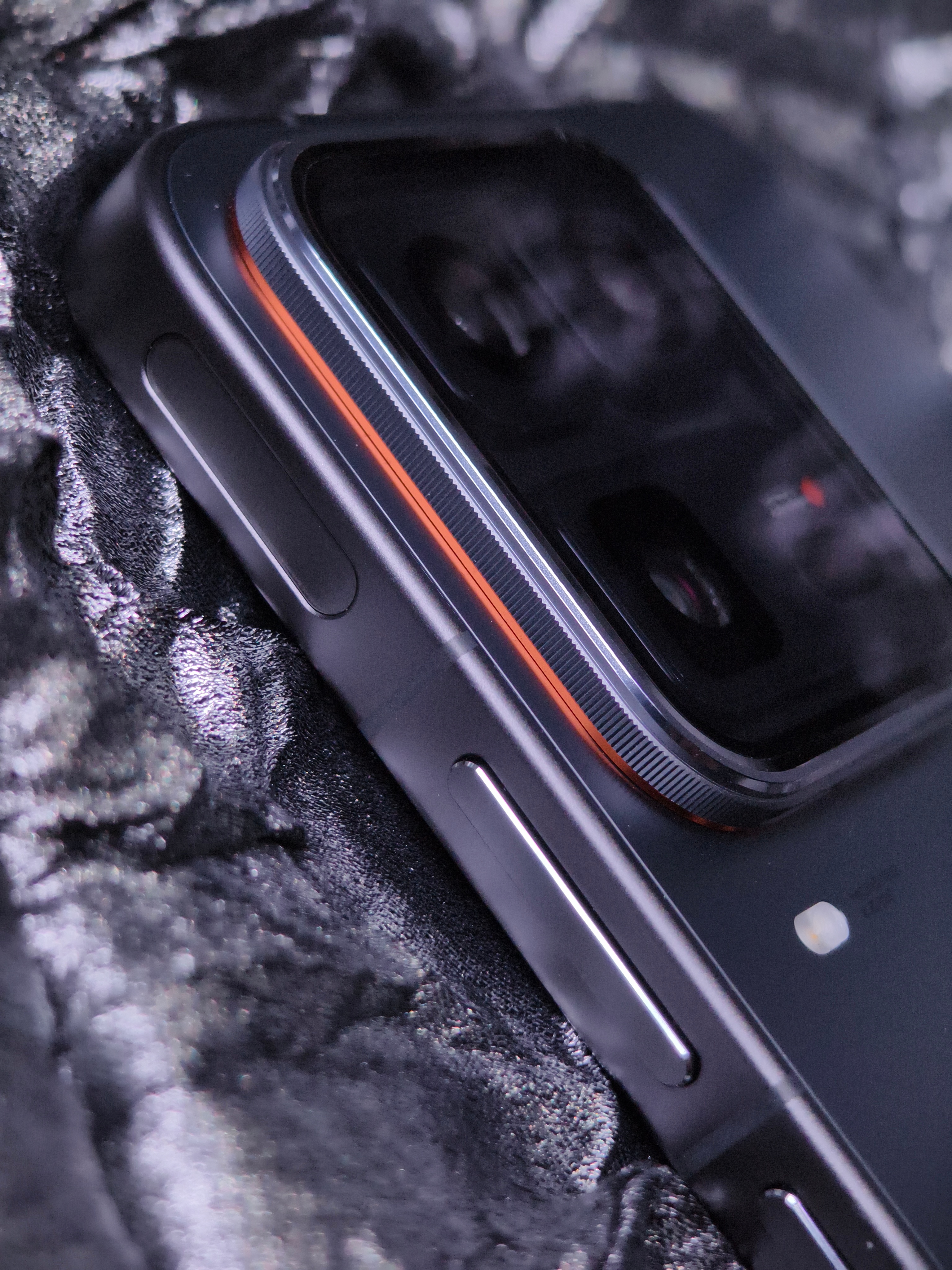 iQOO 15 Ultra 今晚就发布了，目前能带大家看看外观细节，整体科幻感氛