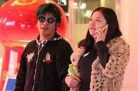 有一次，主持人李静问大张伟：你觉得你老婆漂亮吗？谁料大张伟哈哈大笑非常幽默的说：