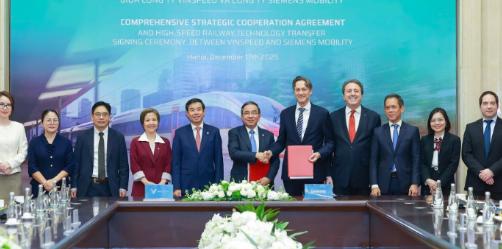 越南终于找到了接盘侠，跟德国的西门子合作开始修高铁了。
 
其实很多人感到好奇，