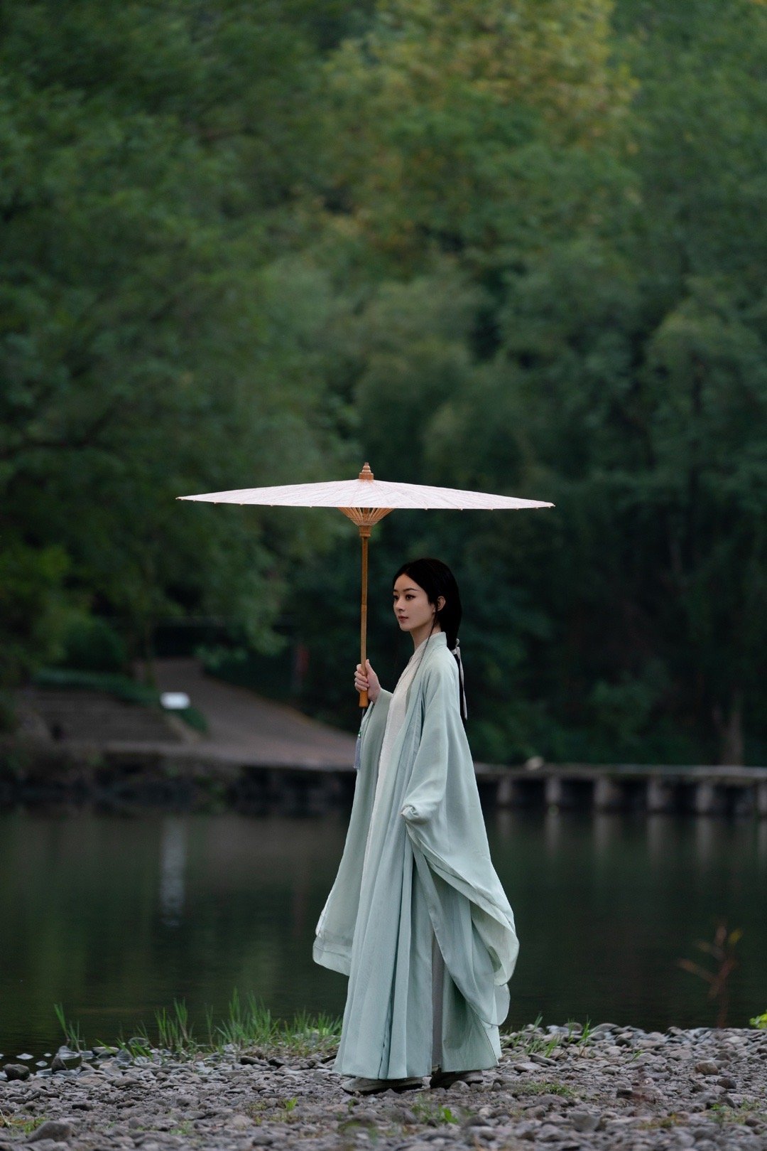 #赵丽颖素衣撑伞#赵丽颖《与凤行》素衣剧照~手撑油纸伞，溢出屏幕的美，今晚继续追