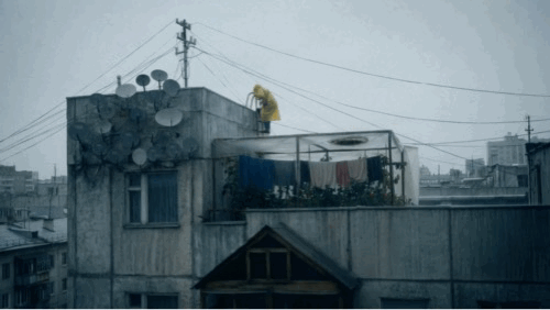 内娱想破头都拍不出这样的母爱 废墟里的扫帚比权杖还重，她挥一下，就把恐惧扫远一分