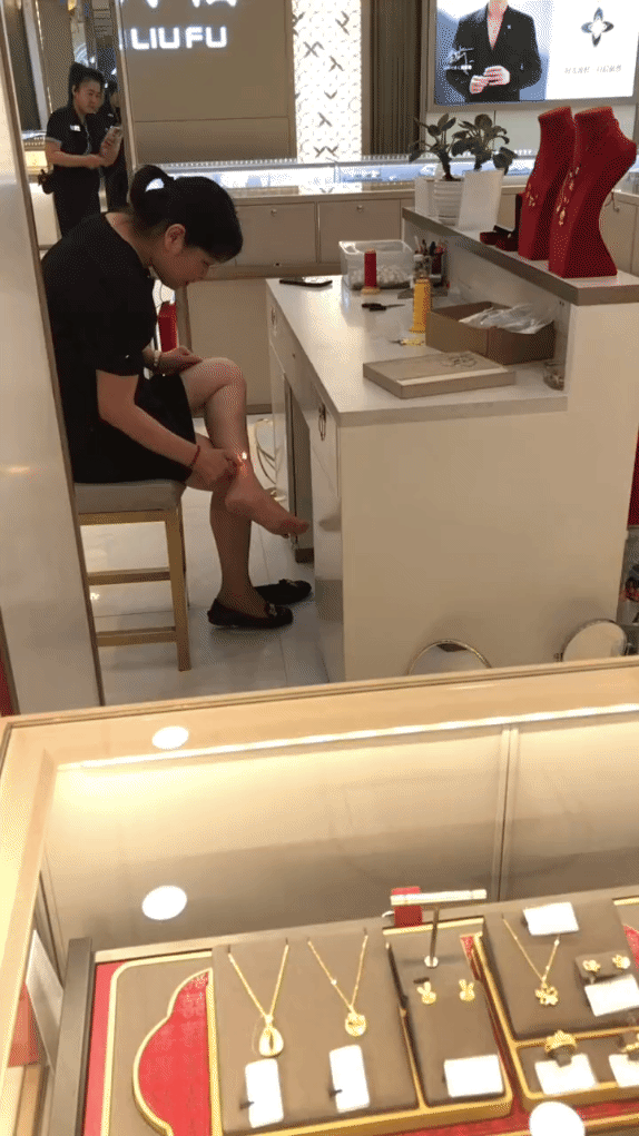 打火机烧腿毛好主意啊，我怎么没想到呢[捂脸]