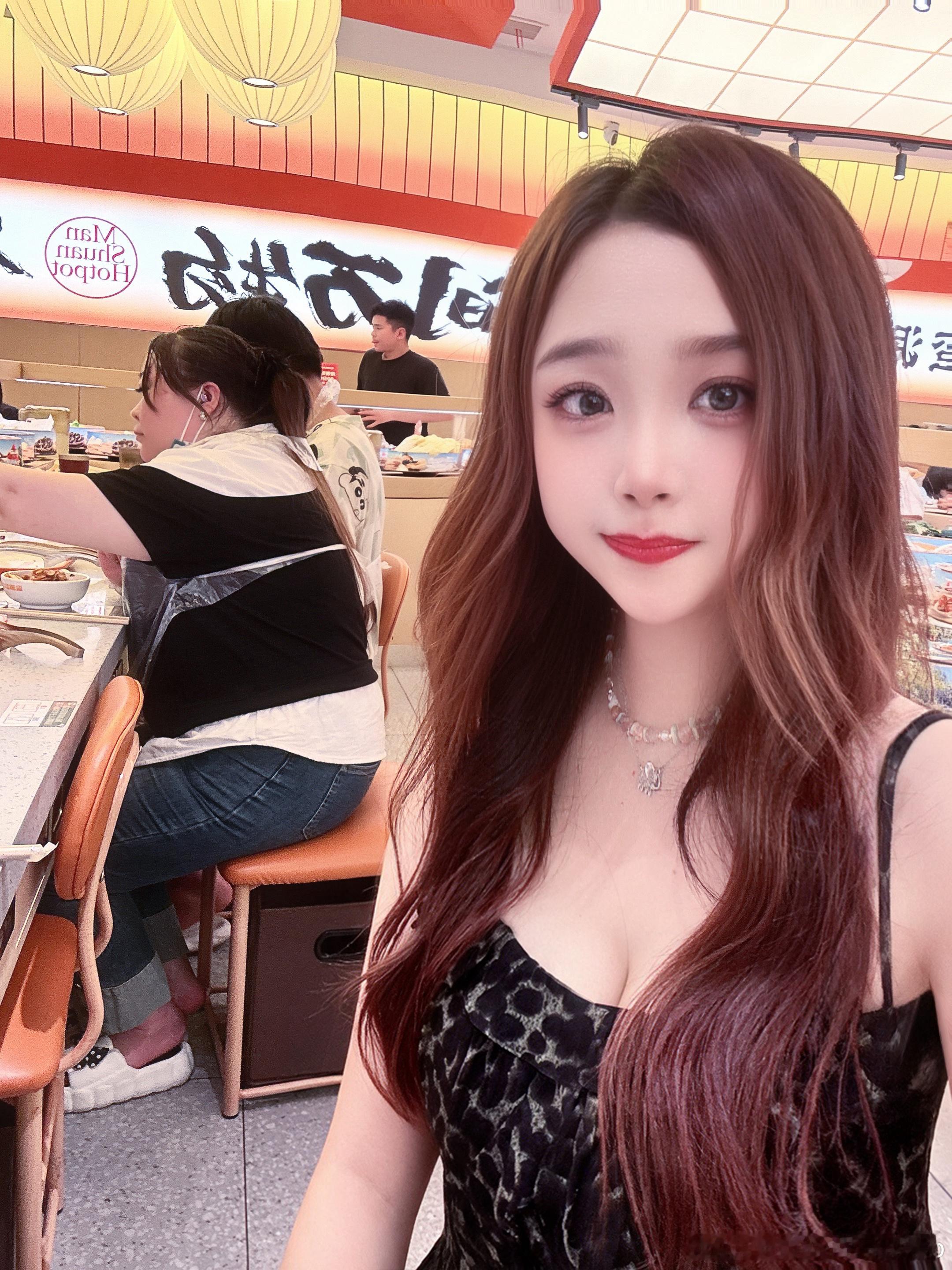 出来找吃的 哼哼😒😾 