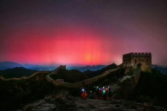 源于强地磁暴推动极光带大幅南扩，叠加太阳活动活跃期加持，让北纬40度的北京邂逅北