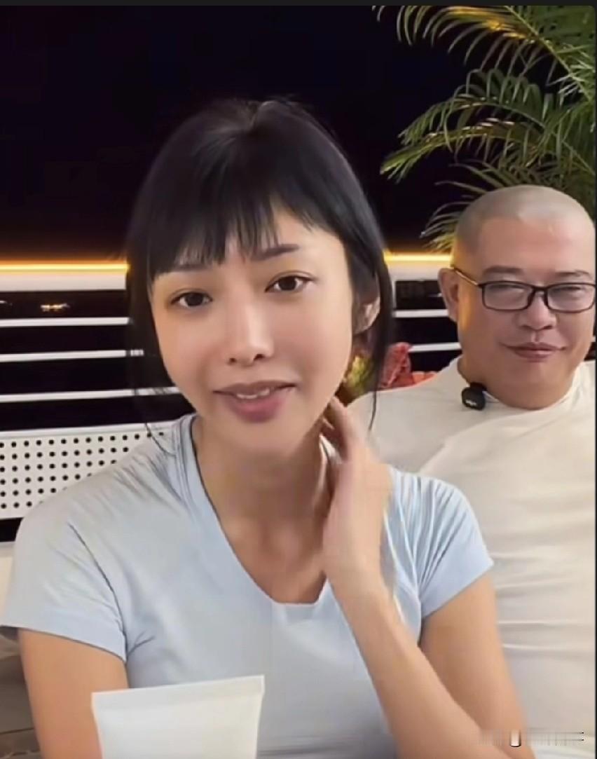 驴爸又交新女朋友了，这女的挺狂…
还没见面，就跟海鸭蛋和二子爷宣战， 
见面第一