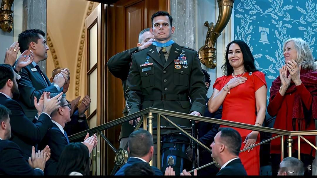 这名美国军人是埃里克·斯洛弗（Eric Slover），军衔为美国陆军五级准尉（