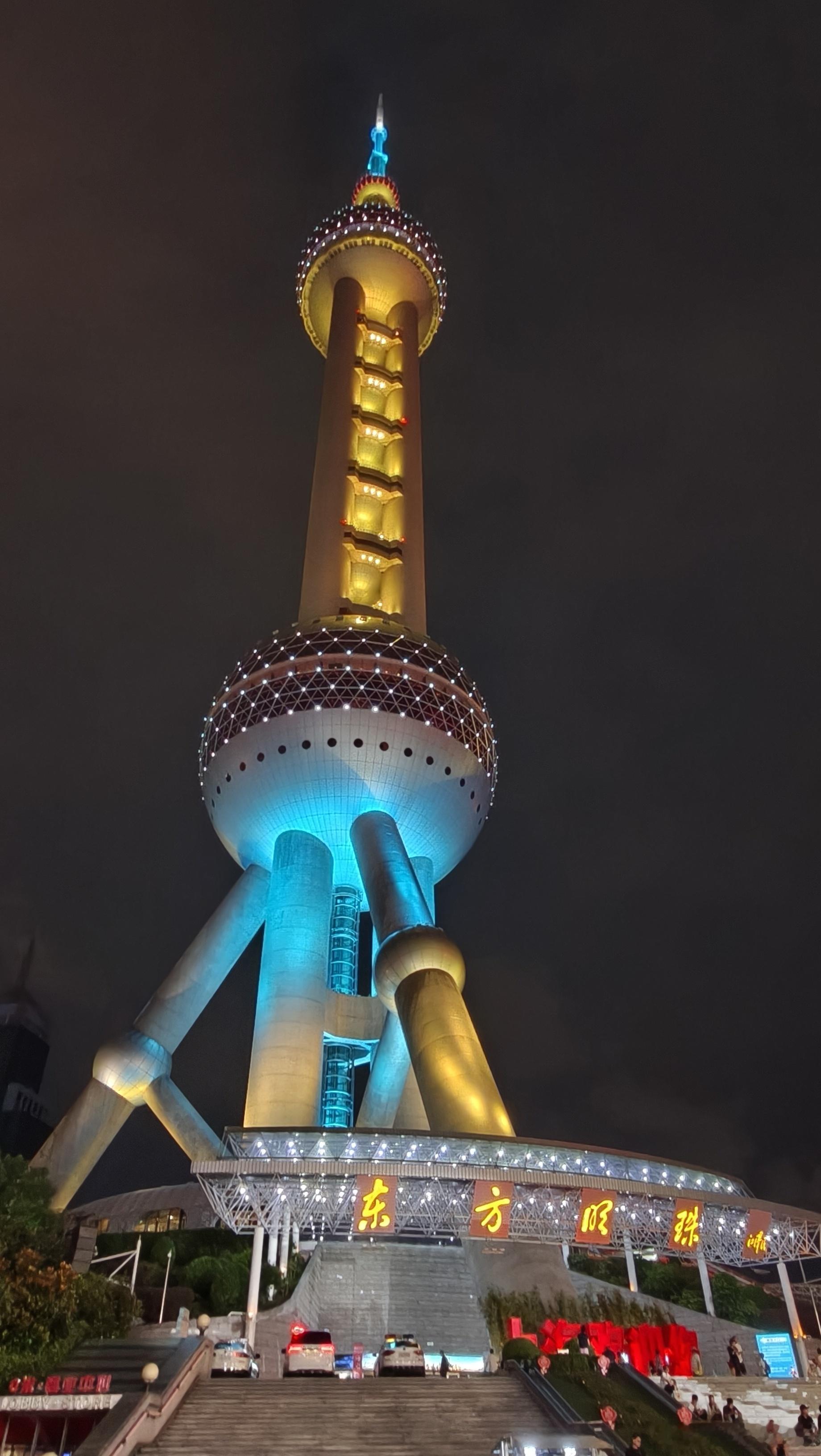 上次站在这个位置仰拍东方明珠还是12年前，那会儿大二，第一次来上海，大城市。当时
