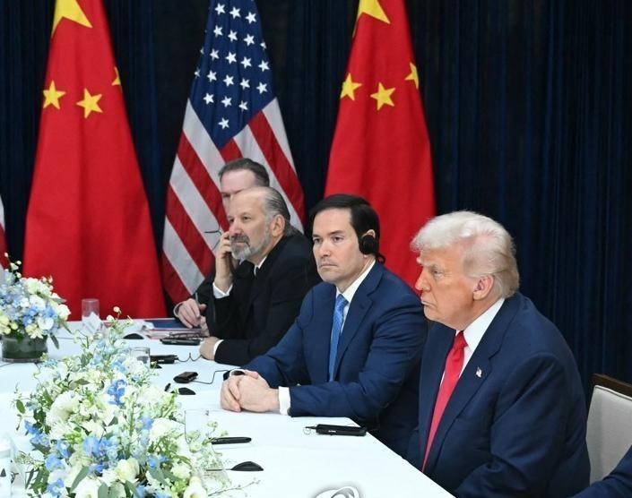 特朗普对华突抛“橄榄枝”，美国正在亲手。埋葬自己的霸权？

特朗普在APEC峰会