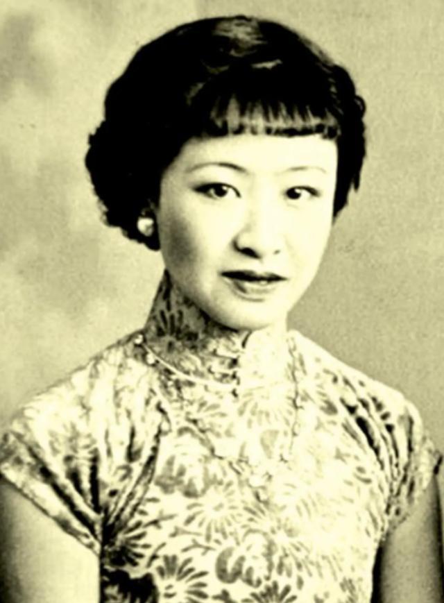 1955年，章士钊在北京菜市场闲逛，看到一卖卷烟的妇女，大吃一惊，连夜给毛主席写