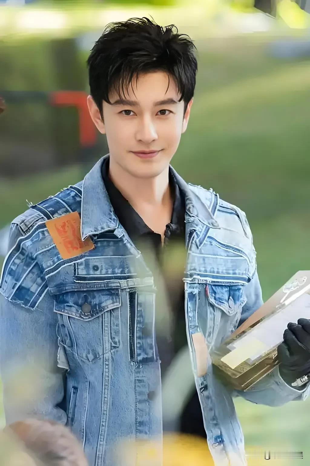 黄晓明，
你可以说他在感情上糊糊涂涂，
有点拎不清，
也可以说他演技不够好，停滞