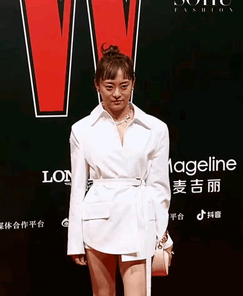 孙俪总爱玩下衣失踪的穿搭方式，无论什么场合都爱。孙俪可以说钟爱短裤装了！你们觉得