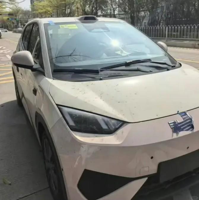 比亚迪海鸥车顶多了个“包”，这操作有点意思！
车顶直接上了激光雷达，预计搭载"天